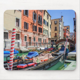 Traditionell gondola i Venedig Musmatta
