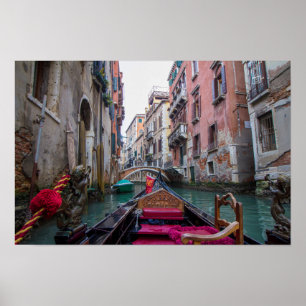 Traditionell gondolutflykt Venedig smal kanal Poster