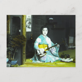 Traditionell japansk Geisha Musician Serving Tea Vykort