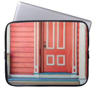 Traditionell röd målad trädörr och porchdörr. laptop fodral