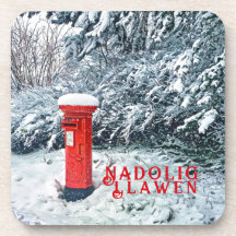 Traditionell rödpostbox och Snö på Träd