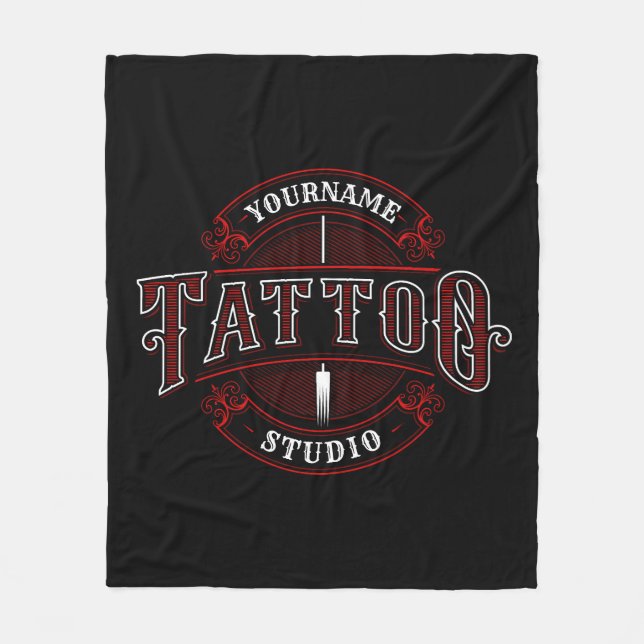 Traditionell Stil ADD NAMN Tattoo Studio Shop Fleecefilt (Framsidan)