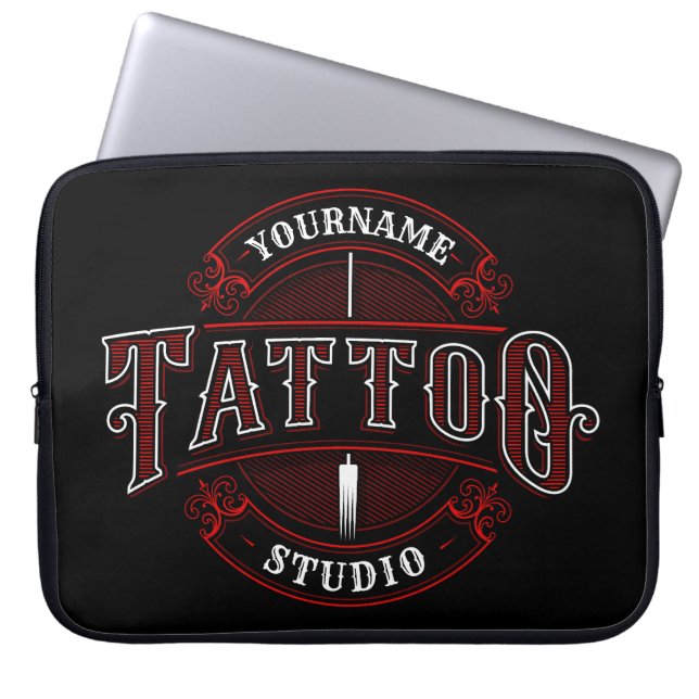 Traditionell Stil ADD NAMN Tattoo Studio Shop Laptop Fodral (Framsidan)