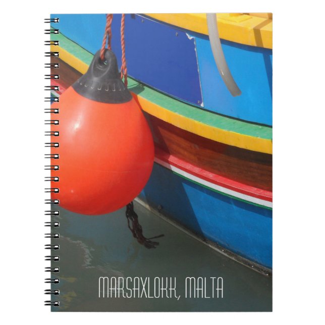 Traditionell strandad fiskebåt av blå Gult Malta Anteckningsbok (Framsidan)