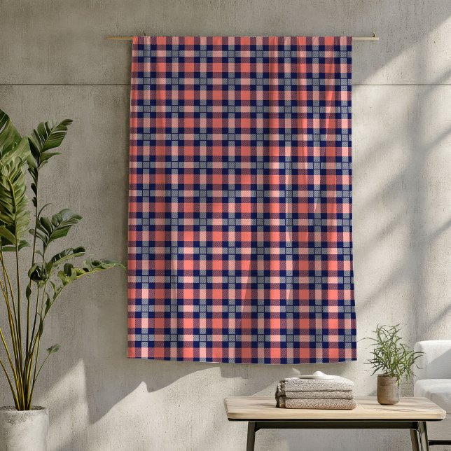 Traditionell Tartan Blanket i Coral- och flotttone Fleecefilt (Traditional Tartan Blanket in Coral and Navy Tones)