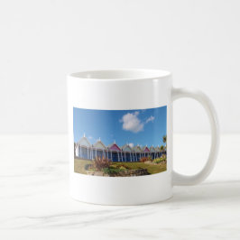 Traditionella brittiska strandstugor kaffemugg