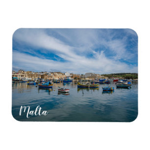 Traditionella färgade fiskebåtar i hamnen magnet