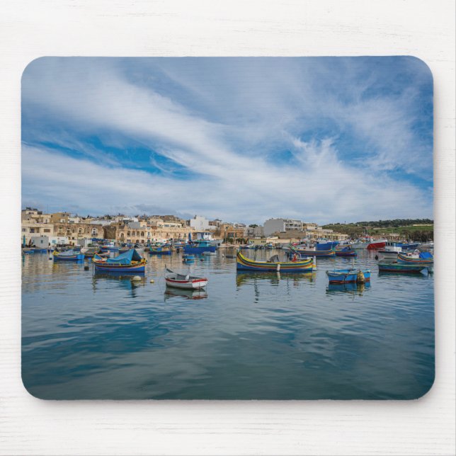 Traditionella färgade fiskebåtar i hamnen musmatta (Framsidan)