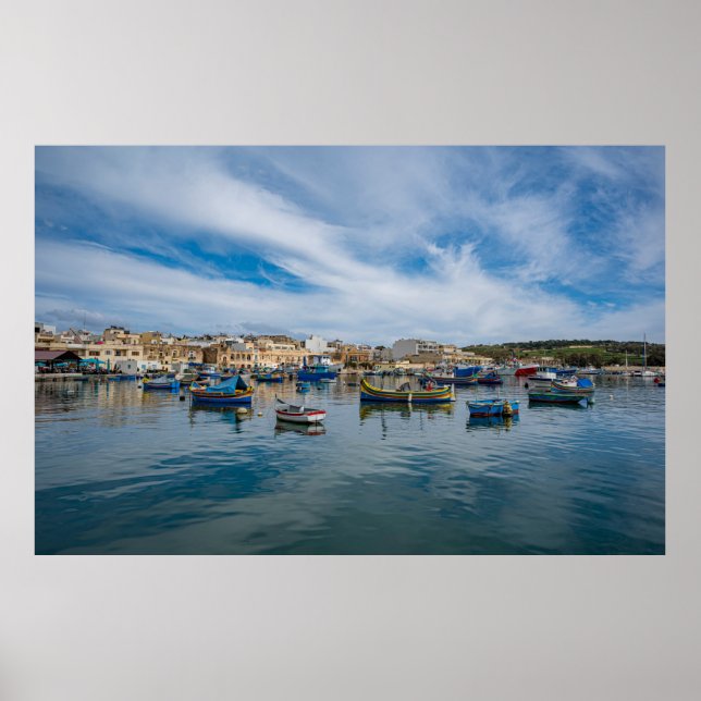 Traditionella färgade fiskebåtar i hamnen poster (Framsidan)