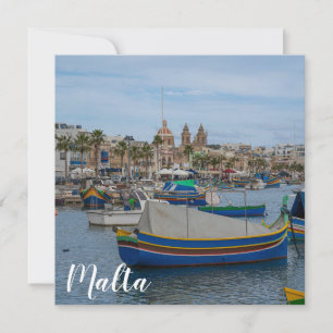 Traditionella färgade fiskebåtar i Malta