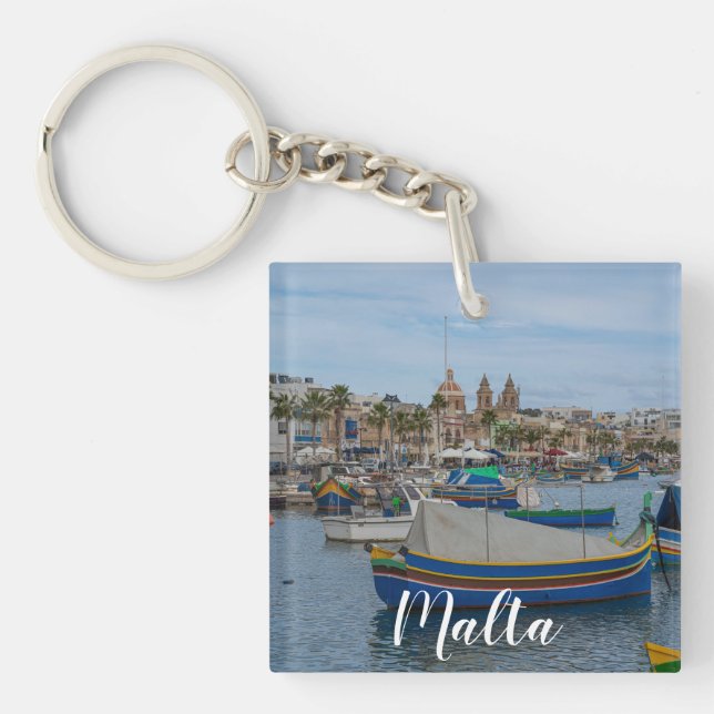 Traditionella färgade fiskebåtar i Malta (Framsidan)