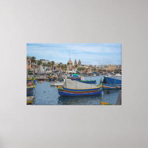 Traditionella färgade fiskebåtar i Malta Canvastryck
