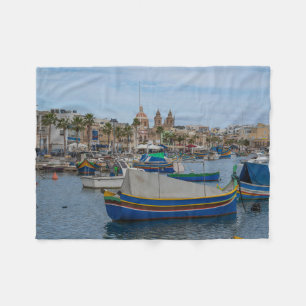 Traditionella färgade fiskebåtar i Malta Fleecefilt