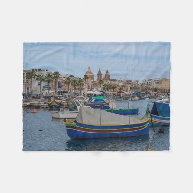 Traditionella färgade fiskebåtar i Malta Fleecefilt (Framsidan (Horisontell))