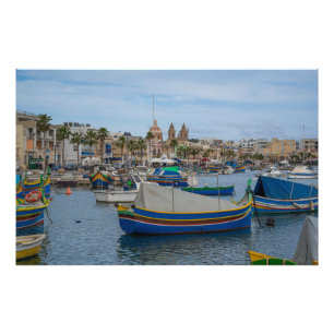 Traditionella färgade fiskebåtar i Malta Fototryck