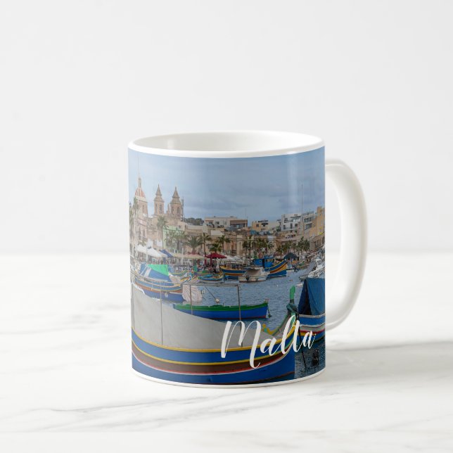 Traditionella färgade fiskebåtar i Malta Kaffemugg (Framsida höger)