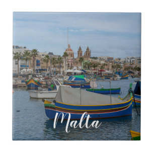 Traditionella färgade fiskebåtar i Malta Kakelplatta
