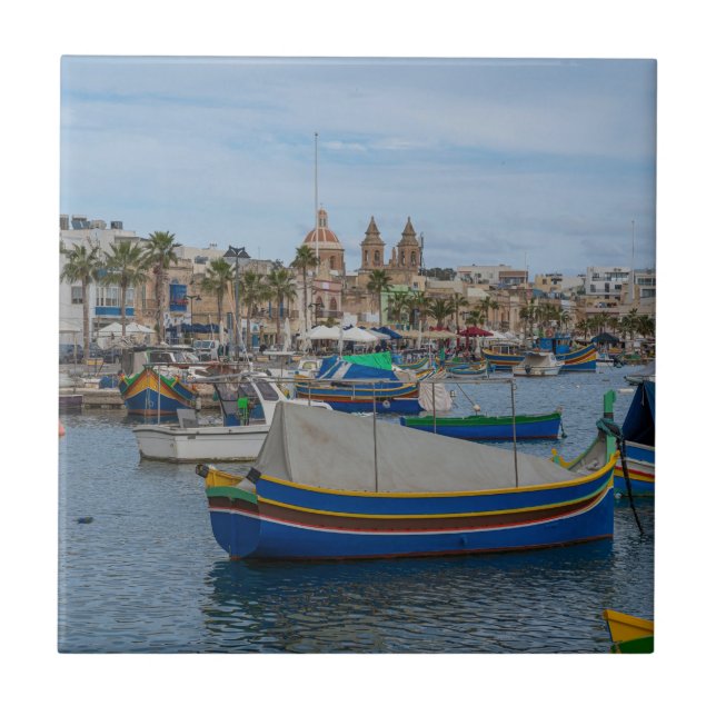 Traditionella färgade fiskebåtar i Malta Kakelplatta (Framsidan)