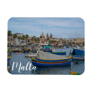 Traditionella färgade fiskebåtar i Malta Magnet
