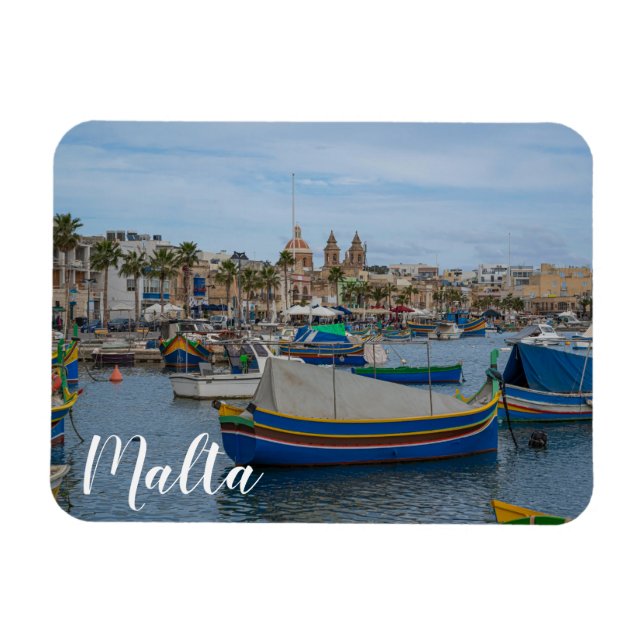Traditionella färgade fiskebåtar i Malta Magnet (Horisontell)
