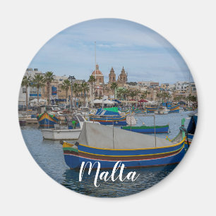 Traditionella färgade fiskebåtar i Malta Magnet