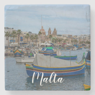 Traditionella färgade fiskebåtar i Malta Stenunderlägg
