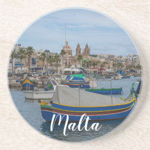 Traditionella färgade fiskebåtar i Malta Underlägg