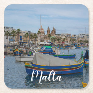 Traditionella färgade fiskebåtar i Malta Underlägg Papper Kvadrat