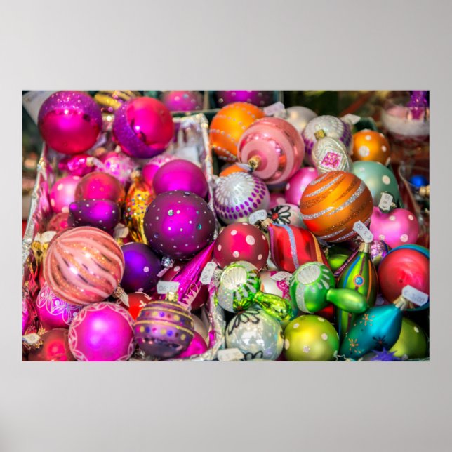 Traditionella glasprydnadsföremål på julmarknaden poster (Framsidan)