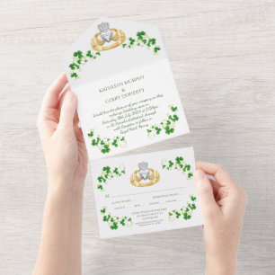 Traditionella irländska Claddagh Ring och Shamrock