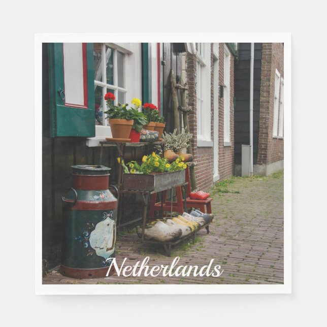 Traditionella nederländska träskor på gatan pappersservett (Framsidan)