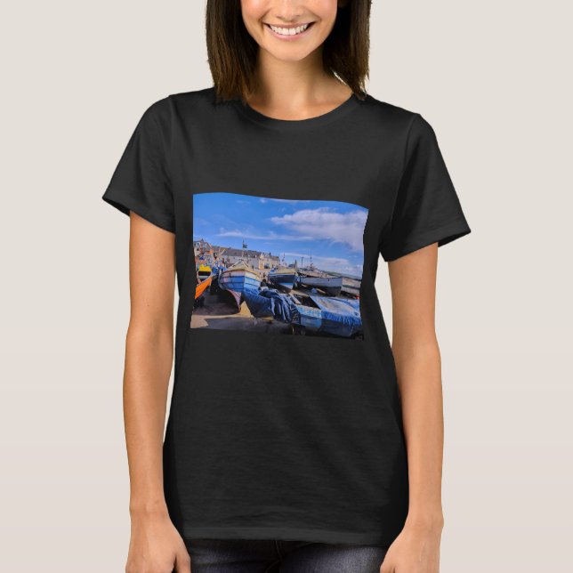 Traditionella Northumbrian fiskebåtar vid Newbigg T Shirt (Framsida)