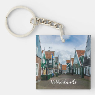 Traditionella trähus i byn Marken