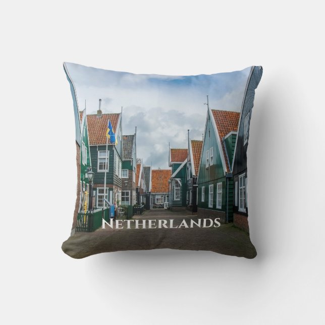 Traditionella trähus i byn Marken Kudde (Framsida)