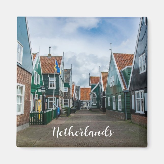 Traditionella trähus i byn Marken Magnet (Framsidan)