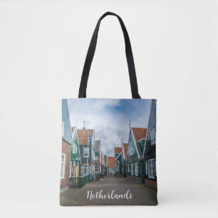 Traditionella trähus i byn Marken Tygkasse