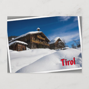 Traditionella träskåp i snö i Tyrolen Vykort