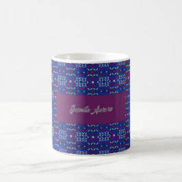 Traditionellt geometriskt pixelmönster i djupblått kaffemugg