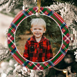 Traditionellt julfoto julgransprydnad keramik<br><div class="desc">Traditionell julpapp Photo Ceramic Ornament ger ditt foto på en vacker röd julklapp med grönt.</div>