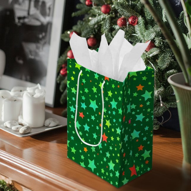 Traditionellt rött och grönt julstjärnmönster (Traditional Red and Green Holiday Stars Pattern Medium Gift Bag)