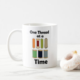 Trådrullar En Tråd I Taget Motiverande Kaffemugg