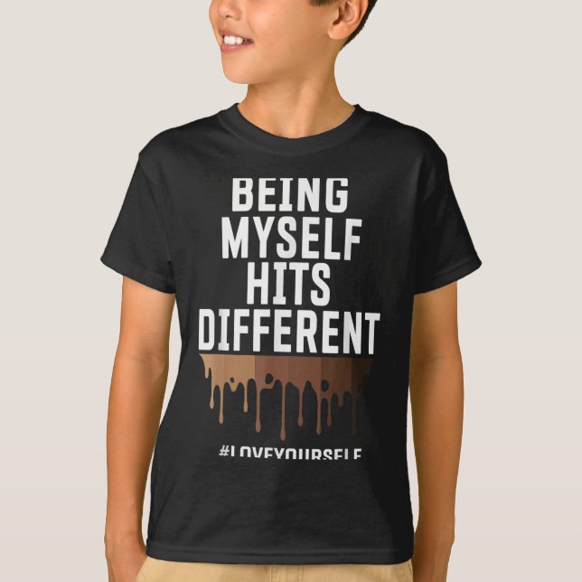 träffar olika positiva bekräftelsecitat Melanin T Shirt (Framsida)