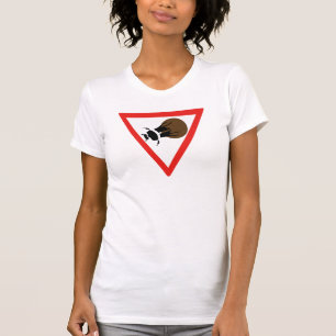 Trafikerar den utskjutande korsningen för dynga, tee shirt