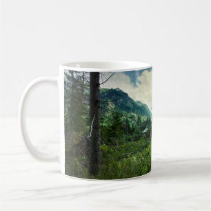 Trähus, bergsmiljö. kaffemugg