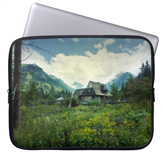 Trähus, bergsmiljö. laptop fodral (Framsidan)