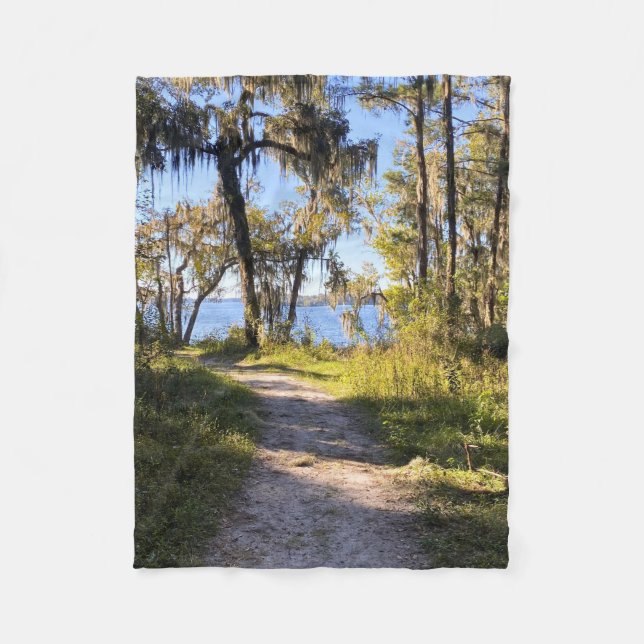 Trail By The River Fleecefilt (Framsidan)