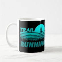 Trail Running blauen Sonnenuntergang mit Bergen
