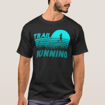 Trail Running im blauen Sonnenuntergang mit Wald