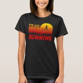 Trail Running im orangen Sonnenuntergang mit Berge T Shirt