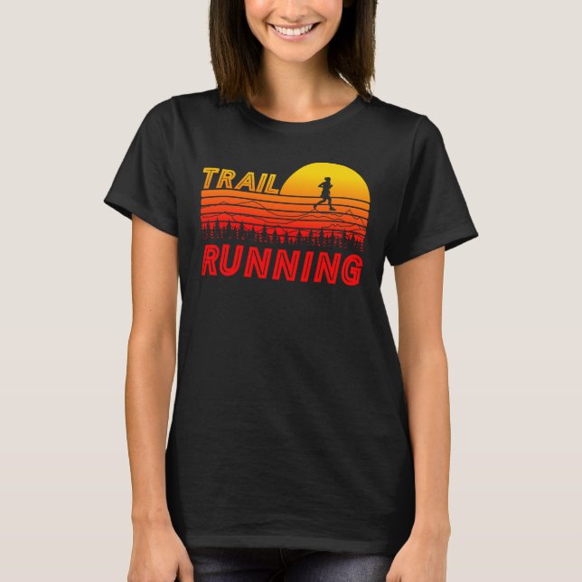 Trail Running im orangen Sonnenuntergang mit Berge T Shirt (Framsida)